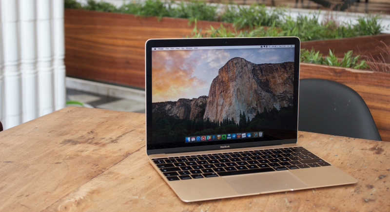 Illustration for article titled ¿Qué es ese MacBook que se ve al fondo en una sala de reuniones de Apple?